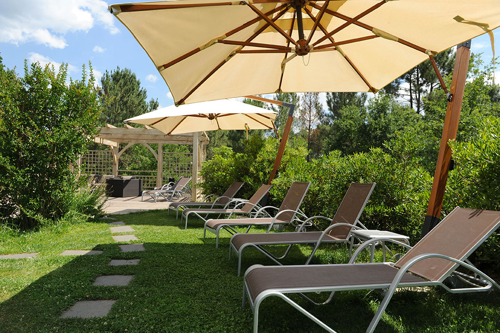 Piscine naturelle de l'hôtel, les transats